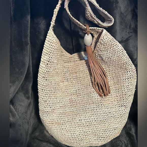 Elegant Mar Y Sol Raffia Open Weave Natural Bucket Bag - Made in Madagascar - Picture 7 of 9